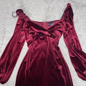 Windsor velvet tight fit dress, frames nicely, never worn but tags removed